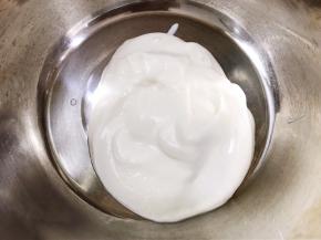 盆里加入浓稠酸奶和10克白糖