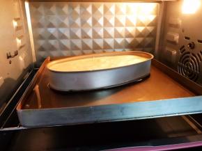 放入预热好的烤箱中下层水浴法先130度烤50分钟，再转170度烤10分钟上色满意即可