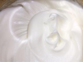 打发至湿性发泡，蛋白呈弯钩状