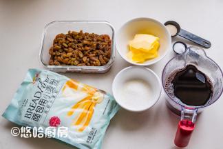 备好要用到的材料，葡萄干提前用红酒泡上，我泡了一晚上，红酒用普通的红酒就可以。面团中的红酒需要提前加热，彻底煮开后煮2分钟，让酒精散发出去，放凉后再用。黄油提前取出在室温下软化。