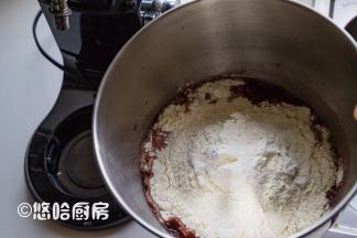 除葡萄干、黄油之外，所有的材料全部放入搅拌缸中。