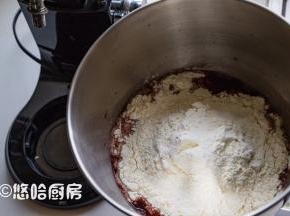 除葡萄干、黄油之外，所有的材料全部放入搅拌缸中。