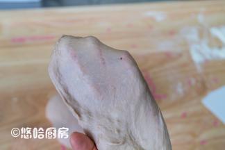 先用厨师机一档搅成团，再用二档搅拌6~7分钟，放入软化的黄油继续搅拌。搅拌至面团能拉出薄膜即可。