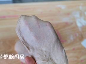 先用厨师机一档搅成团，再用二档搅拌6~7分钟，放入软化的黄油继续搅拌。搅拌至面团能拉出薄膜即可。