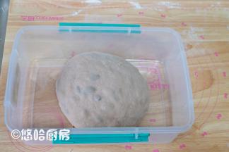 放入葡萄干大致揉匀，面团收在保鲜盒中，室温下进行一发。葡萄干提前用厨房纸吸干水分再用。