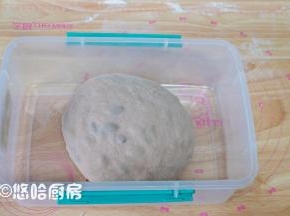 放入葡萄干大致揉匀，面团收在保鲜盒中，室温下进行一发。葡萄干提前用厨房纸吸干水分再用。