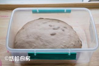 这是一发到位的面团，夏季温度高，发酵很快，一个多小时就发酵到位。