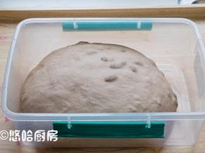 这是一发到位的面团，夏季温度高，发酵很快，一个多小时就发酵到位。
