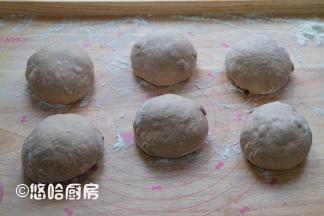 取出面团分成均等的6份，滚圆后盖保鲜膜醒发20分钟左右。