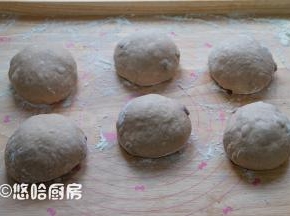 取出面团分成均等的6份，滚圆后盖保鲜膜醒发20分钟左右。