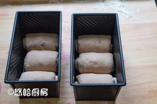 醒发后的面团进行二次擀、卷，卷起的面团放入吐司模具中。模具放入烤箱或密闭的容器中，里面放一碗热水，进行二次醒发。