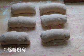 醒发后的面团翻面压扁擀长，自上而下卷起，依次做好全部面团，继续盖保鲜膜醒发20分钟左右。