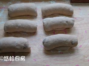 醒发后的面团翻面压扁擀长，自上而下卷起，依次做好全部面团，继续盖保鲜膜醒发20分钟左右。