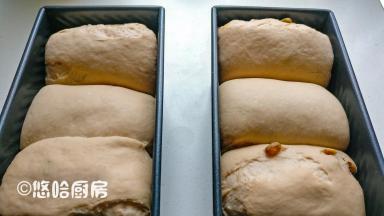 面团醒发至九分满即可，入烤箱之前在表面刷一点水。面团有点问题，竟然这个时候开裂。