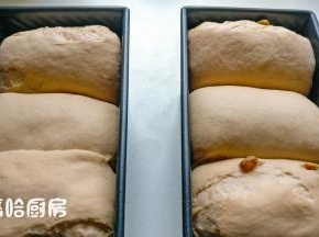 面团醒发至九分满即可，入烤箱之前在表面刷一点水。面团有点问题，竟然这个时候开裂。