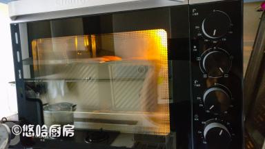 烤箱以上下管均180度预热，模具放入预热到位的烤箱中，烘烤35分钟。烘烤十分钟左右的时候，模具表面盖锡纸。烘烤结束后取出模具，倒扣网架放凉即可。