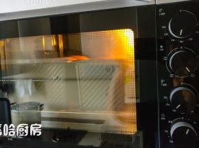 烤箱以上下管均180度预热，模具放入预热到位的烤箱中，烘烤35分钟。烘烤十分钟左右的时候，模具表面盖锡纸。烘烤结束后取出模具，倒扣网架放凉即可。