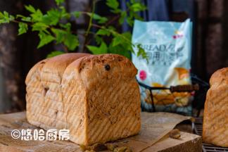 面包彻底放凉后再切片，空口吃味道就很好，也可以配果酱吃，吃不出酒味。