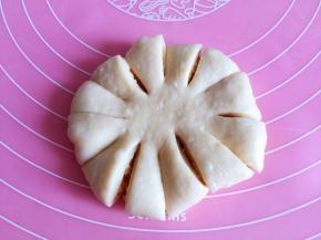 用手掌压扁，擀薄，如图切几刀