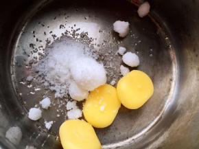 等待面团发酵时做椰蓉馅。白糖和软化的黄油放一起