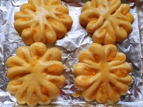 表面刷蛋液（此时烤箱预热170度10分钟）