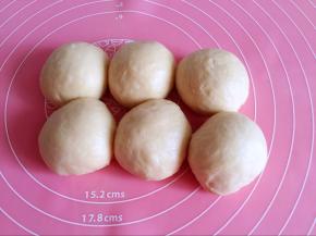 分割成6等份，揉圆，松弛10分钟