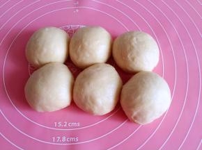 分割成6等份，揉圆，松弛10分钟