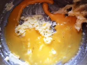 分次放入蛋液搅拌均匀，然后再加蛋液搅拌，直至搅拌均匀