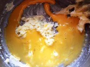 分次放入蛋液搅拌均匀，然后再加蛋液搅拌，直至搅拌均匀
