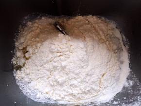面团材料全部放入面包机内桶中，和面约50分钟