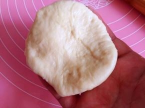 擀薄一个面团