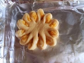 移到烤盘上，稍微扭转花瓣，切口朝上，露出椰蓉馅