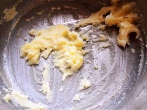 搅打至黄油和白糖融合在一起