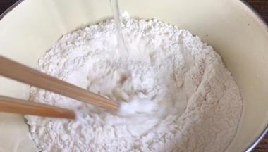 面粉中加入沸水，边加水边搅拌成絮状