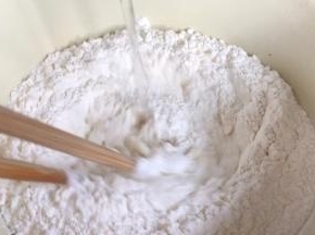 面粉中加入沸水，边加水边搅拌成絮状