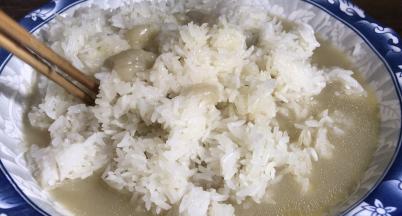 把高汤倒入糯米饭中，拌匀
