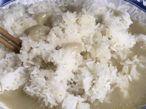 把高汤倒入糯米饭中，拌匀