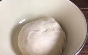 再把面团继续揉5分钟左右，再次醒发半小时以上