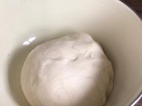 再把面团继续揉5分钟左右，再次醒发半小时以上