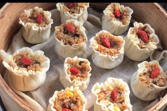 放入铺好屉布的蒸格里，放入开水锅上蒸8分钟，关火后焖1分钟