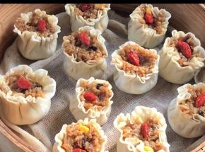 放入铺好屉布的蒸格里，放入开水锅上蒸8分钟，关火后焖1分钟