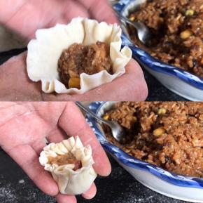 放入馅料，用手虎口处，慢慢把面皮收拢，一个烧麦就包好了