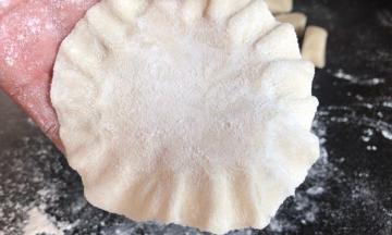 再用手捏成花边