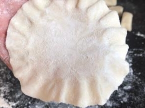 再用手捏成花边