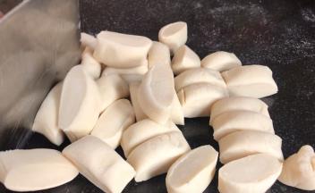 醒发好的面团，搓成细长条，分成饺子皮大小的面团