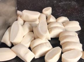 醒发好的面团，搓成细长条，分成饺子皮大小的面团