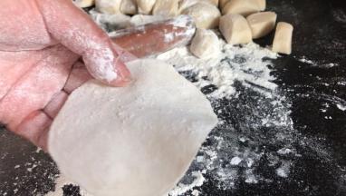 擀成比饺子皮波一半的面皮