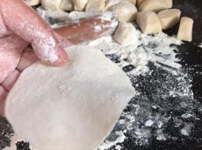 擀成比饺子皮波一半的面皮