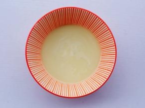 酵母温水泡开。