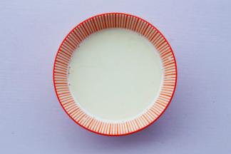 澳优淳璀有机奶粉按比例冲好。